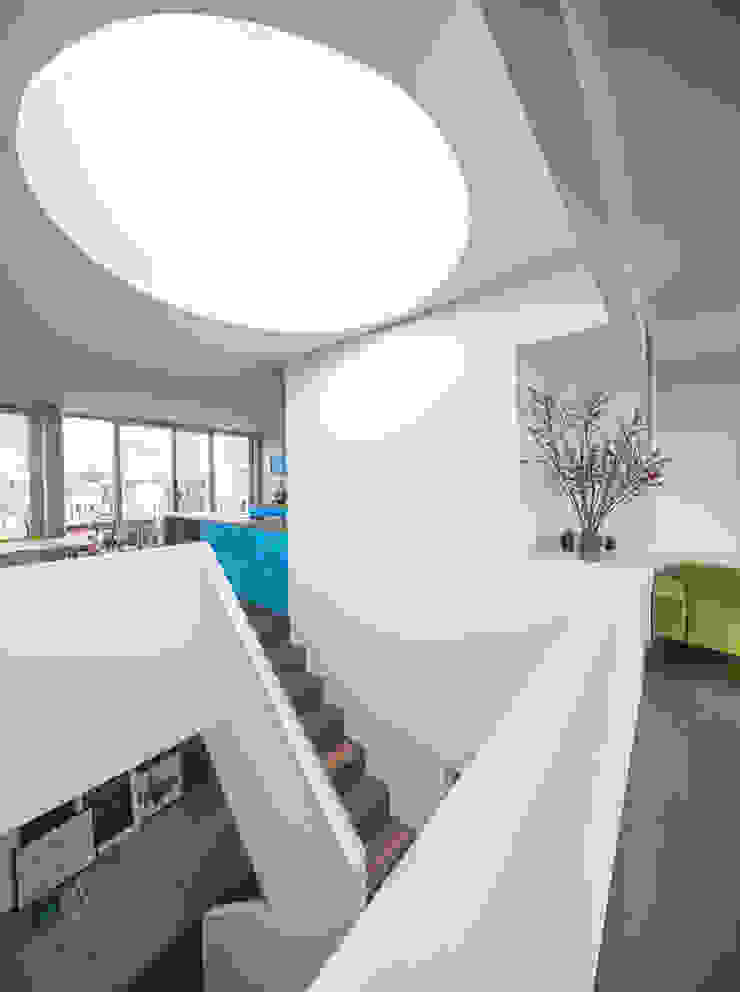 CHO 58 Stadthaus, ZOOMARCHITEKTEN ZOOMARCHITEKTEN Staircase, Corridor and Hallway