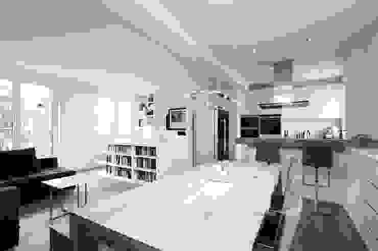 Penthouse Wohnung mitten in Köln, HOME Schlafen & Wohnen GmbH HOME Schlafen & Wohnen GmbH Moderne Wohnzimmer Möbel,Tisch,Gebäude,Möbel,Schwarz,Regal,Bücherregal,Sessel,Regale,Holz