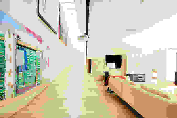 Hoz Fontan Arquitectos Pasillos, vestíbulos y escaleras modernos