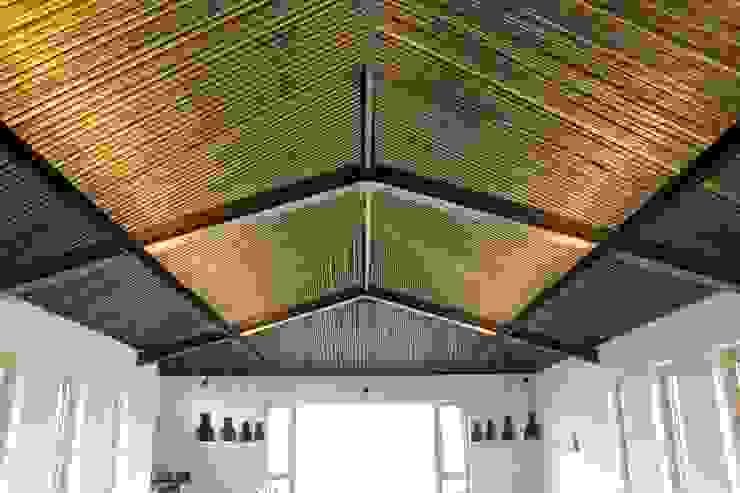 Die Lichtplanung für einen Präsentationsraum im Obergeschoss des Neubaus ausgeführt. Lichtlandschaften Gewerbeflächen Holz Weinarchitektur,LED,LED-Beleuchtung,Pendelleuchte,Wandleuchte,Halogen,Deckenleuchte,indirektes Licht,Veranstaltungsorte