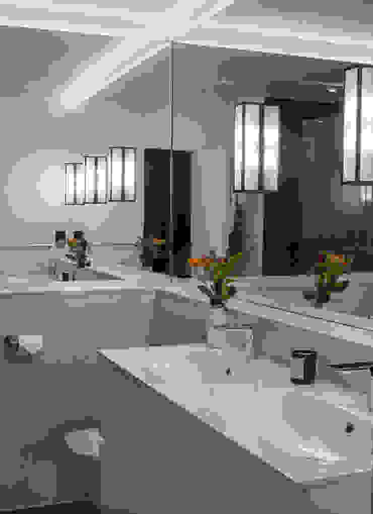 Ensuite bathroom Casas de banho minimalistas por Cassidy Hughes Interior Design Minimalista