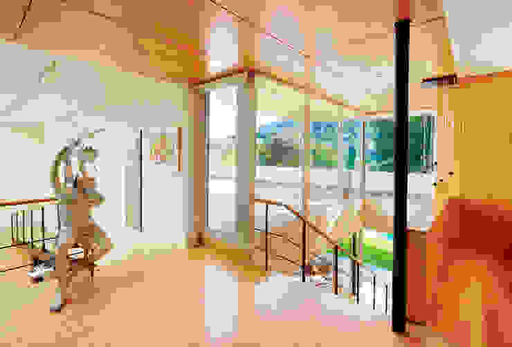 Hoz Fontan Arquitectos Pasillos, vestíbulos y escaleras modernos