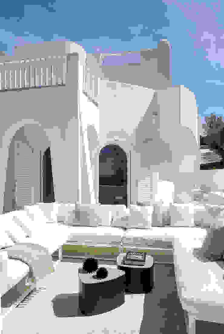 Sabaudia sul mare costruita negli anni ‘60/’70: La villa immersa nella macchia mediterranea, Stefano Dorata Stefano Dorata Balcones y terrazas mediterráneos