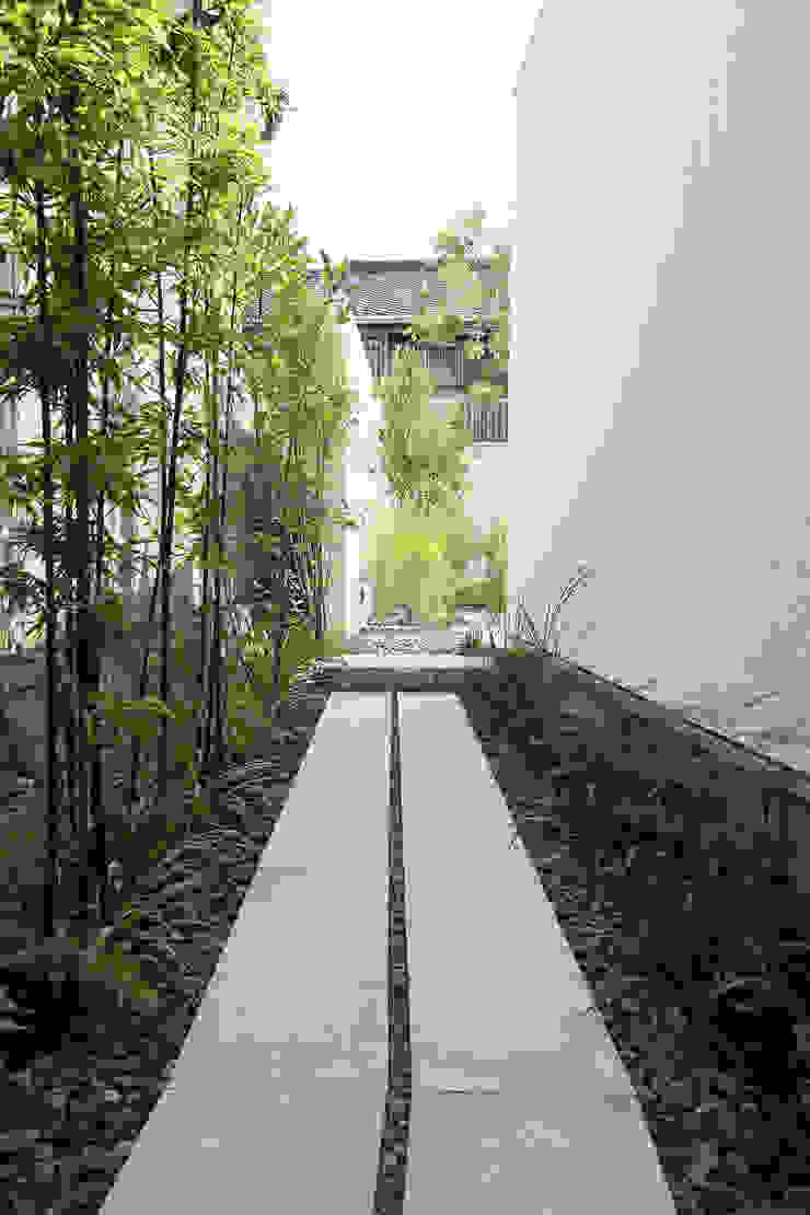 Sakurayama-Architect-Design Modern style gardens