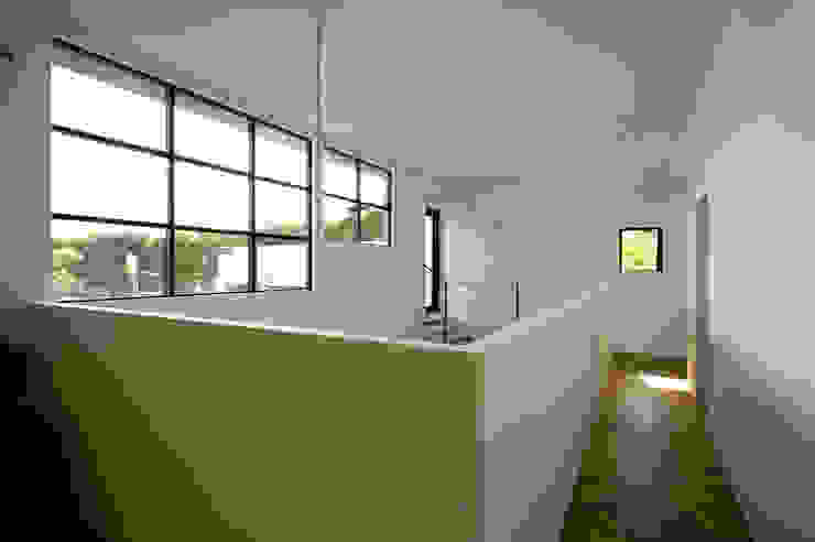 Sakurayama-Architect-Design Modern corridor, hallway & stairs