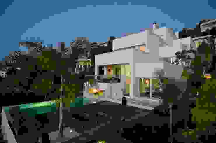 Vista de la casa desde la piscina SH asociados - arquitectura y diseño Casas de estilo moderno Edificio,Planta,Cielo,casa,Árbol,Diseño urbano,Arecales,Condominio,Hotel ecológico,Ventana
