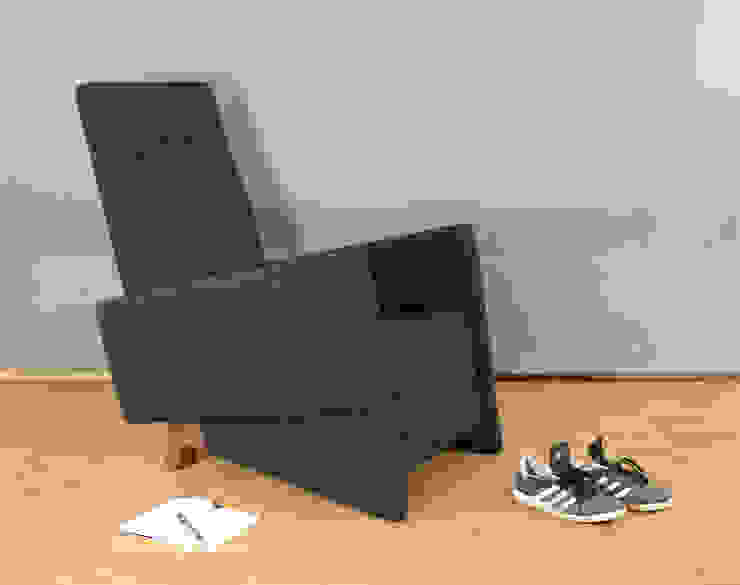 KneeStool in anthrazit mit Füßen aus dem Vollholz des Wallnußbaum GreimDesign Moderne Wohnzimmer Sofas und Sessel