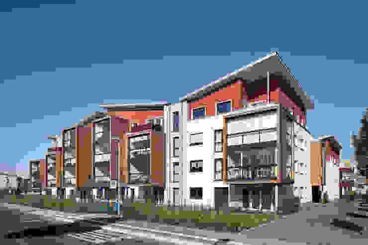 Blick auf die zum Schallschutz verglasten Loggien aaw Architektenbüro Arno Weirich Moderne Häuser Himmel,Anlage,Gebäude,Fenster,Urban design,Baum,Immobilie,Fassade,Wohngebiet,Leuchte