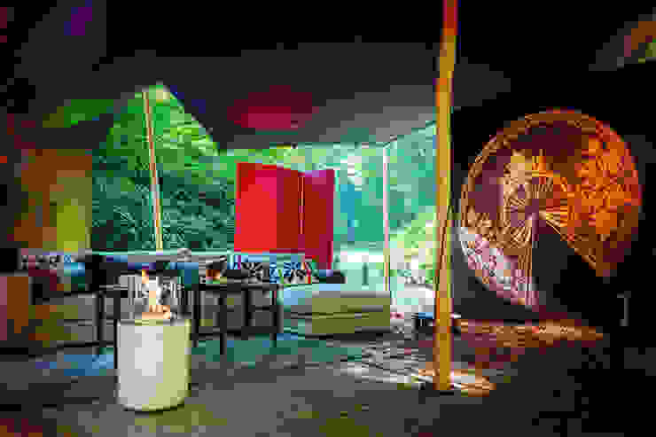 Varandas, marquises e terraços tropicais por Planika Fires Tropical