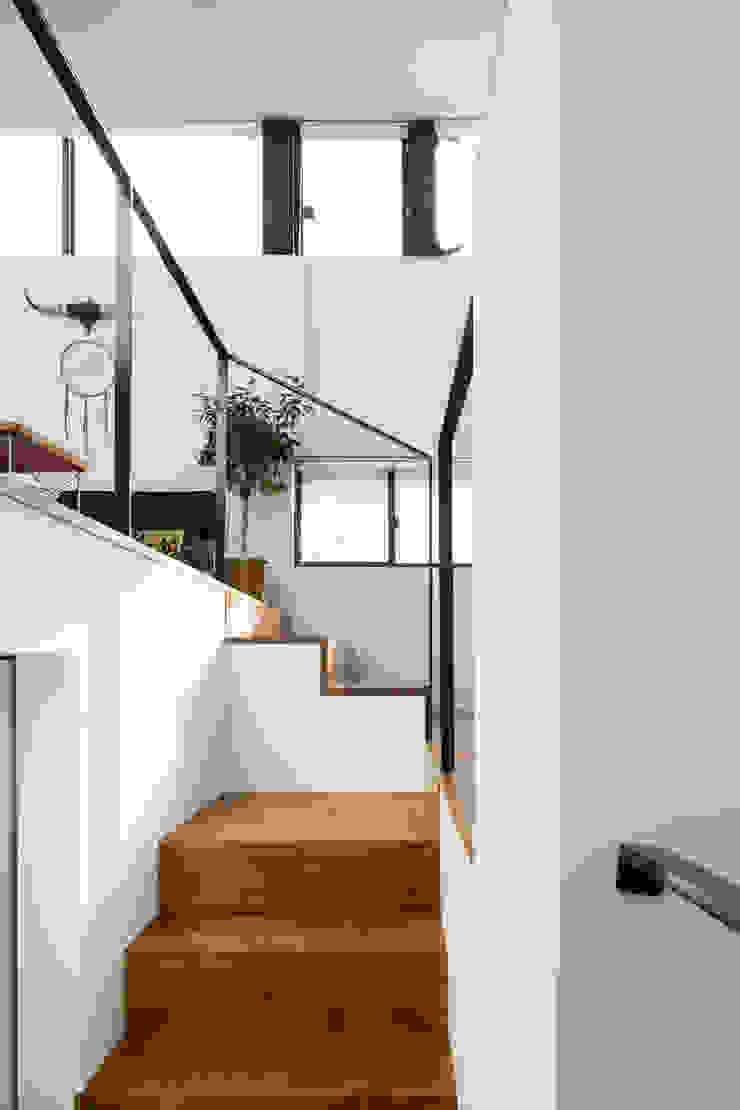 Studio R1 Architects Office Ingresso, Corridoio & Scale in stile moderno