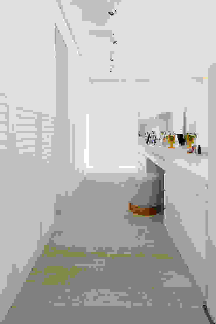 Escapefromsofa Modern style bedroom