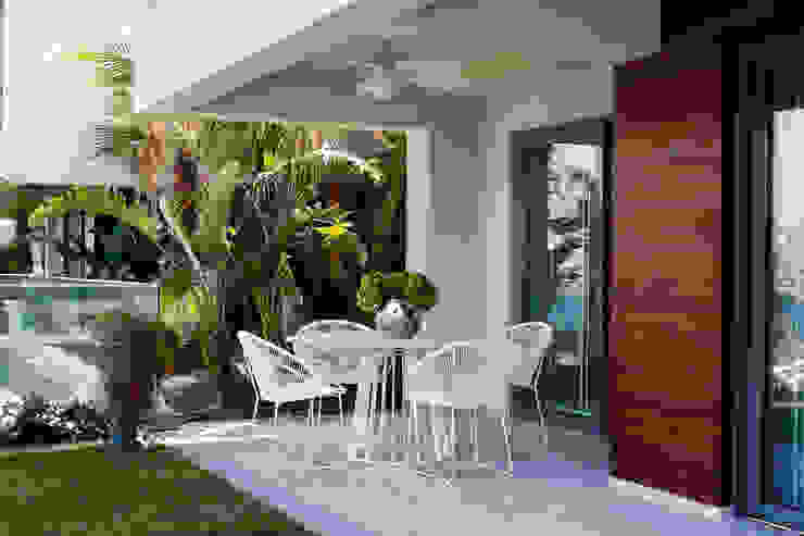 Escapefromsofa Modern style balcony, porch & terrace