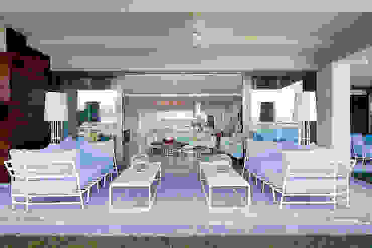 Escapefromsofa Modern style balcony, porch & terrace