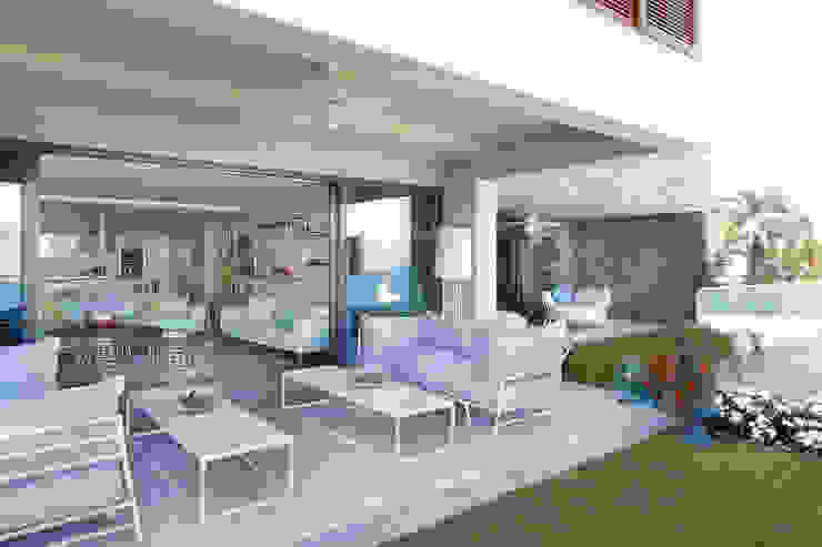 Escapefromsofa Modern style balcony, porch & terrace