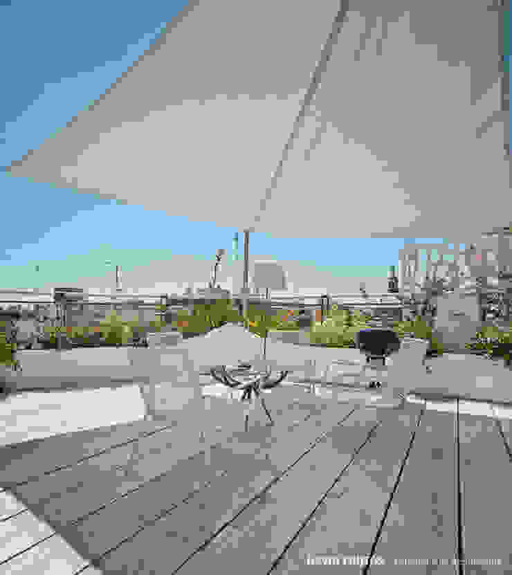 Manuel Ocaña Architecture and Thought Production Office Scandinavian style balcony, veranda & terrace