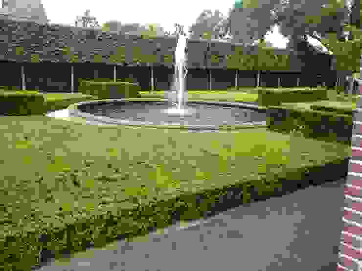 Landschappelijke tuin met fontein van IJsselsteentjes Stam Hoveniers Rustieke tuinen Zwembaden & vijvers