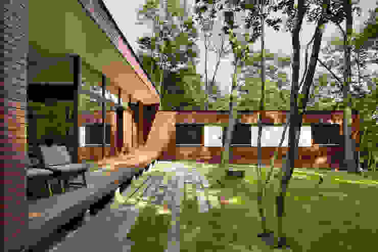 外観～029那須Hさんの家 atelier137 ARCHITECTURAL DESIGN OFFICE 北欧風 家 レンガ ブラウン 外観,レンガ,ブリックタイル,森,平屋,枕木