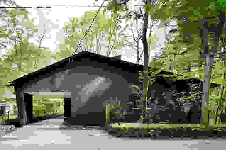 外観～軽井沢Cさんの家 atelier137 ARCHITECTURAL DESIGN OFFICE モダンな 家 黒色 外観,平屋,黒,三角屋根,シンプル