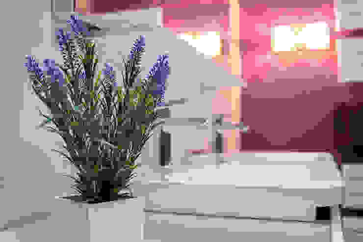Salle de bain Ulrik Nolland Salle de bain moderne Fleur,Plante,Violet,Appareil de plomberie,Robinet,Évier,Plante d&#39;appartement,Violet,Pot de fleur,Comptoir