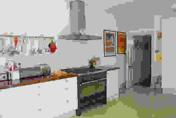 Kitchen with range cooker Dittrich Hudson Vasetti Architects Kitchen units