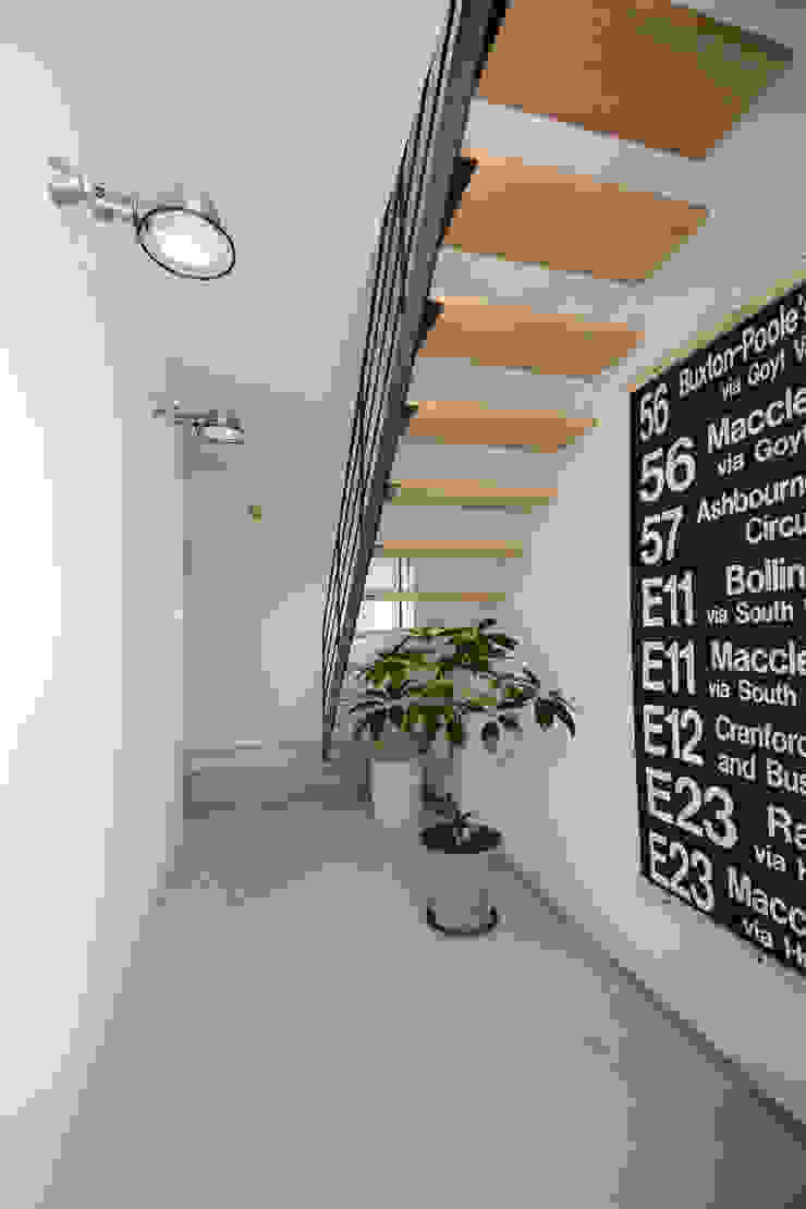 日南の家, 石躍健志建築設計事務所 石躍健志建築設計事務所 Modern Corridor, Hallway and Staircase