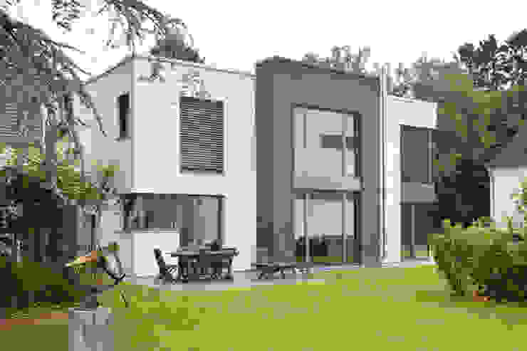 Gartenansicht Beck+Blüm-Beck Architekten Moderne Häuser Pflanze,Himmel,Eigentum,Gebäude,Fenster,Wolke,Baum,Die Architektur,Grundstück,Gras