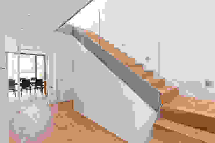 Eingangsbereich Beck+Blüm-Beck Architekten Moderner Flur, Diele & Treppenhaus Leuchte,Fenster,Holz,Innenarchitektur,Bodenbelag,Haus,Boden,Holzbeize,Gebäude,Lack