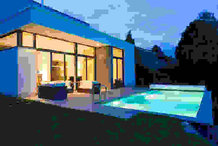 Pool Beck+Blüm-Beck Architekten Moderne Pools Himmel,Eigentum,Wasser,Blau,Gebäude,Hell,Fenster,Schwimmbad,Wolke,Azurblau