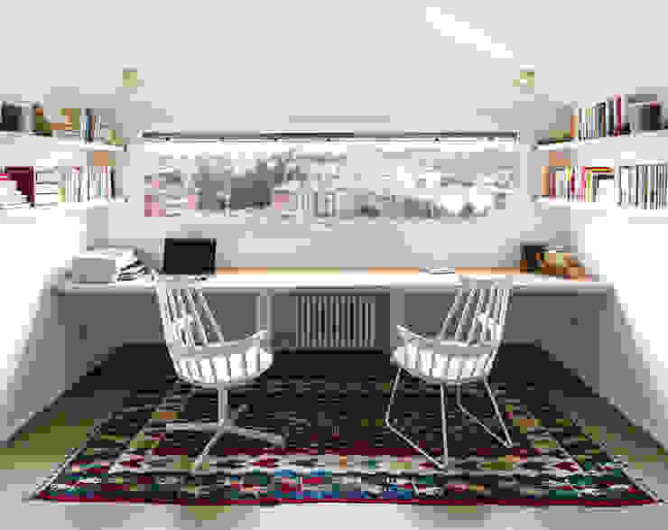 Mansarda Plastudio Studio eclettico Tavolo,Libreria,Lo scaffale,Proprietà,Mobilia,bianco,Scaffalature,Di legno,Divano,Sedia