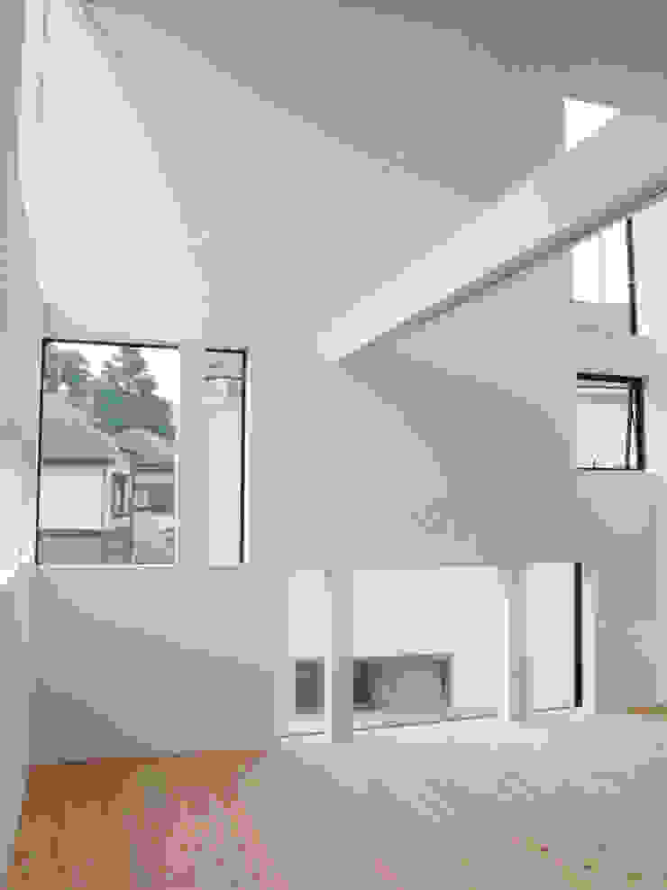 子世帯リビングルーム 株式会社小島真知建築設計事務所 / Masatomo Kojima Architects モダンデザインの リビング 様々に組み合わされた窓