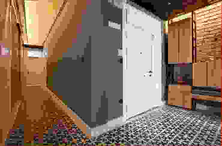 DICLE HOKENEK ARCHITECTURE Modern corridor, hallway & stairs