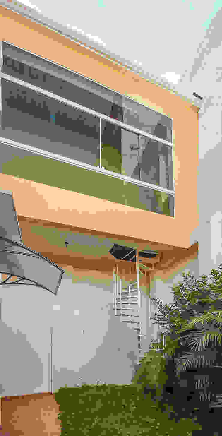 projeto – fachada residência01 Michele Balbine Fotografia Varandas, alpendres e terraços modernos
