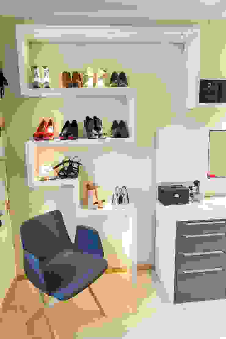 Detail Schuh- und Handtaschenregal homify Moderne Ankleidezimmer Aufbewahrungen
