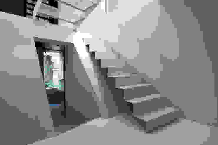 M+2 Architects & Associates Modern Corridor, Hallway and Staircase