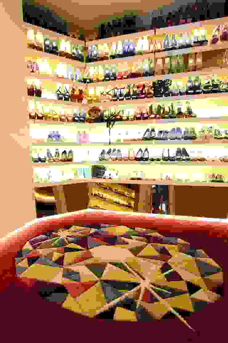 Contemporary Classical Villa in Kemer Golf & Country Orkun İndere Interiors Vestidores y placares de estilo moderno