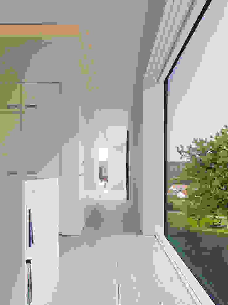 Haus R archifaktur Minimalistischer Flur, Diele & Treppenhaus