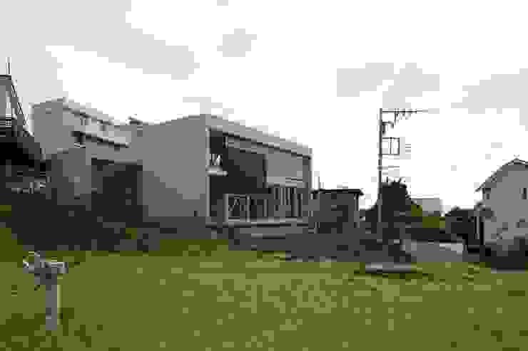 傾斜地に建つガラス張りの家 Homify