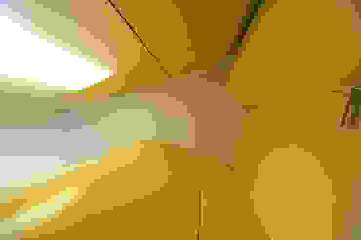 blick an die decke 3rdskin architecture gmbh Ausgefallener Flur, Diele & Treppenhaus