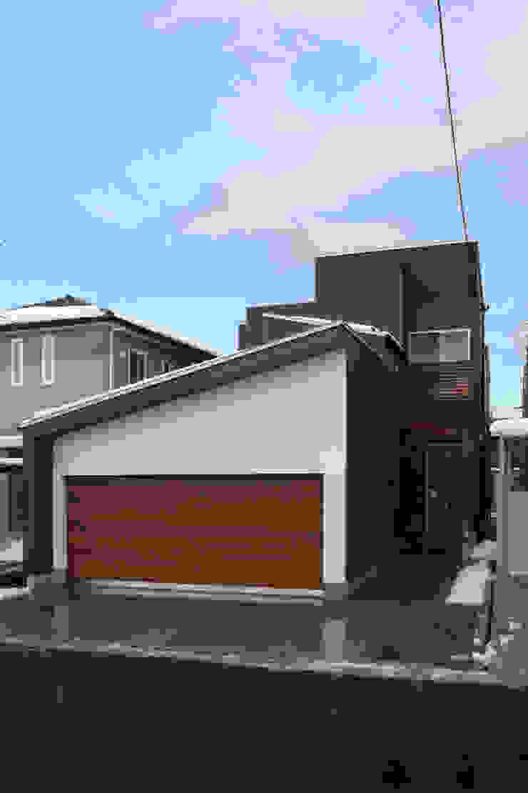 THE HOUSE WITH CAR-GARAGE IN ICHINOMIYA CITY JAPAN, 株式会社 アトリエ創一級建築士事務所 株式会社 アトリエ創一級建築士事務所 Modern Houses