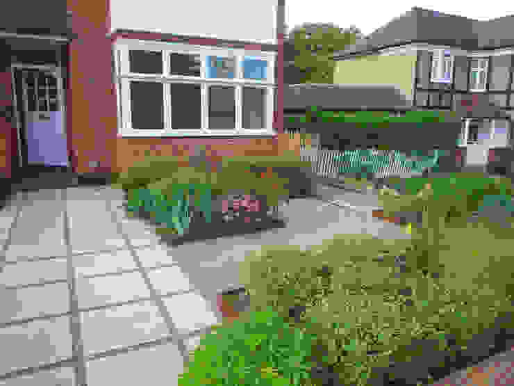 Featured image of post Very Small Front Garden Ideas - Garden tools at the ready!