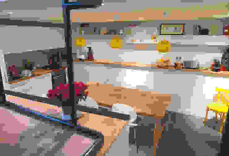 Cozinhas modernas por Lise Compain Moderno