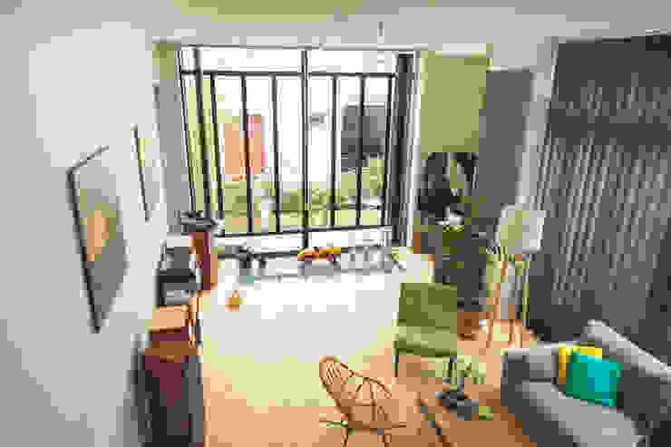 Salas de estar modernas por Lise Compain Moderno