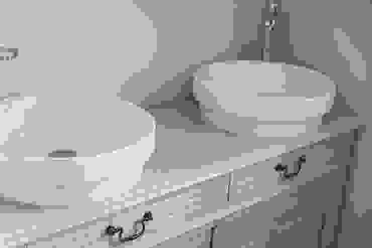 Casas de banho ecléticas por Lise Compain Eclético