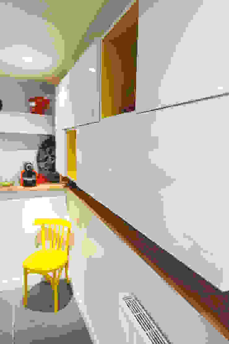 Cozinhas modernas por Lise Compain Moderno