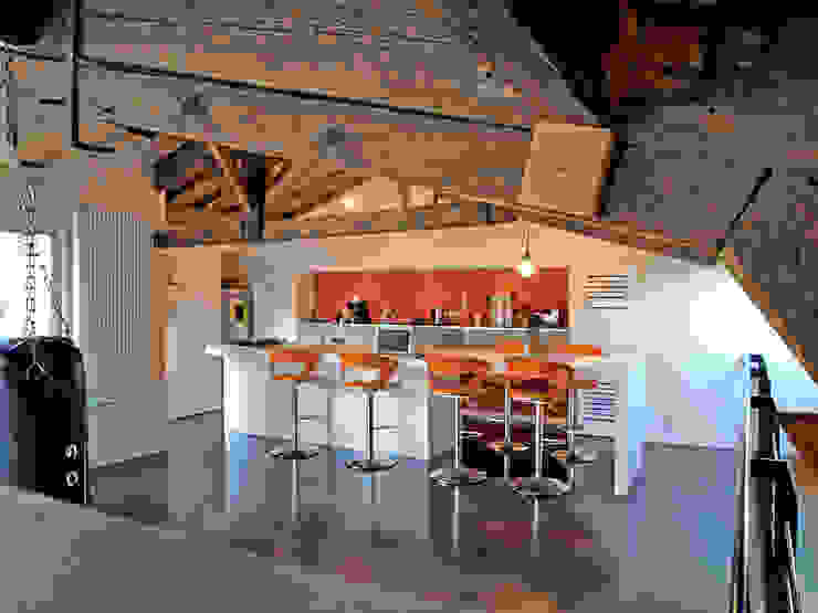 Bordeaux > 4 logements de ville, atelier d'architecture King Kong atelier d'architecture King Kong Cuisine moderne Table,Un meuble,Chaise,Bois,Design d&#39;intérieur,Sol,Sol,Tabouret de bar,mur,Bois franc