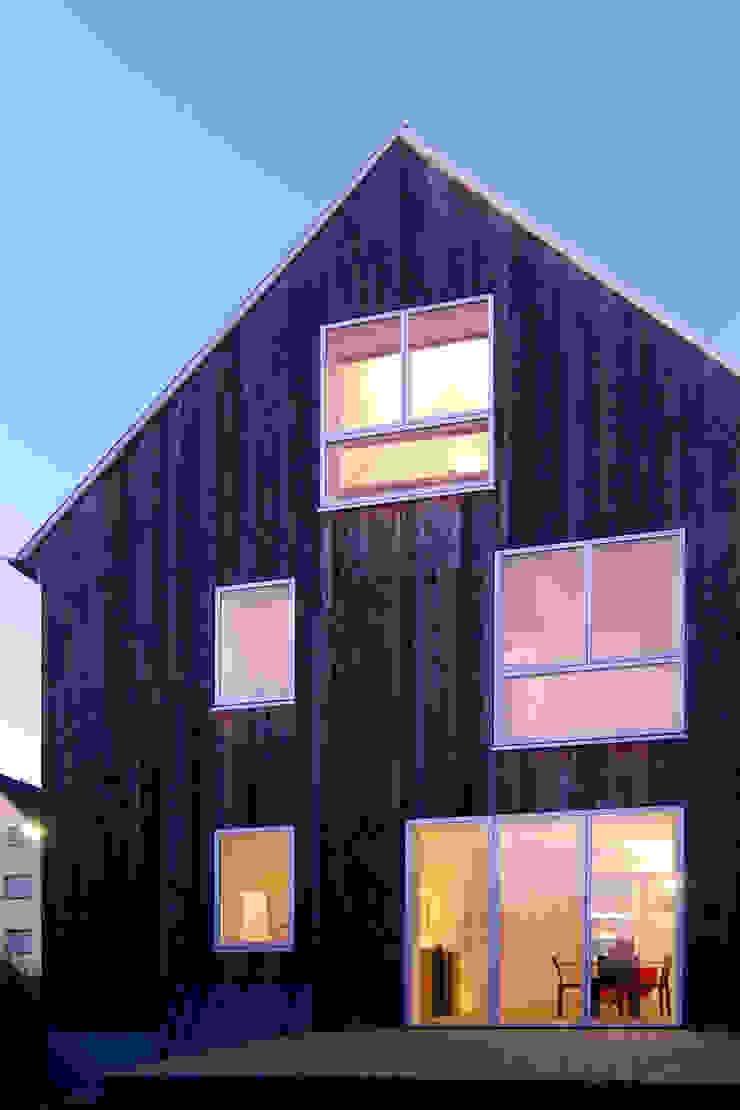 Wohnhaus mit Büro, FFM-ARCHITEKTEN. Tovar + Tovar PartGmbB FFM-ARCHITEKTEN. Tovar + Tovar PartGmbB Moderne Häuser Himmel,Gebäude,Eigentum,Fenster,Violett,Holz,Haus,Pflanze,Wohngebiet,Mauer