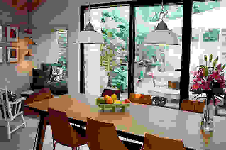 Dining table view to the garden homify Moderne Esszimmer