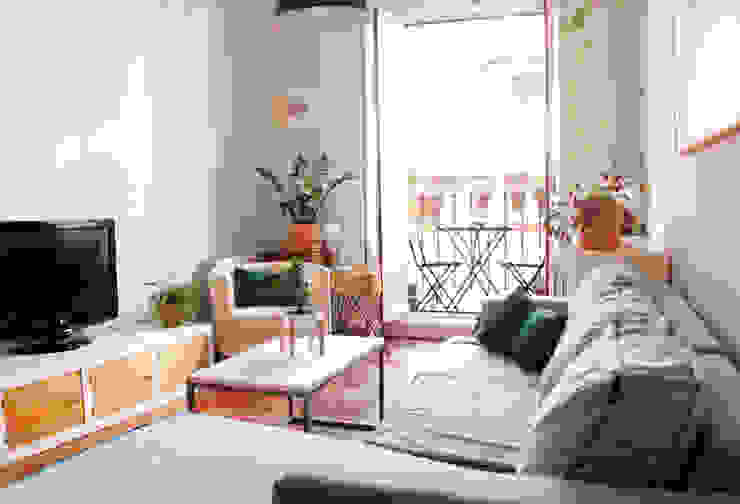 Apartamento en Malasaña, CARLA GARCÍA CARLA GARCÍA Salones de estilo escandinavo Planta,Muebles,Propiedad,Edificio,Planta de casa,Comodidad,Maceta,Diseño de interiores,Televisión,Ventana