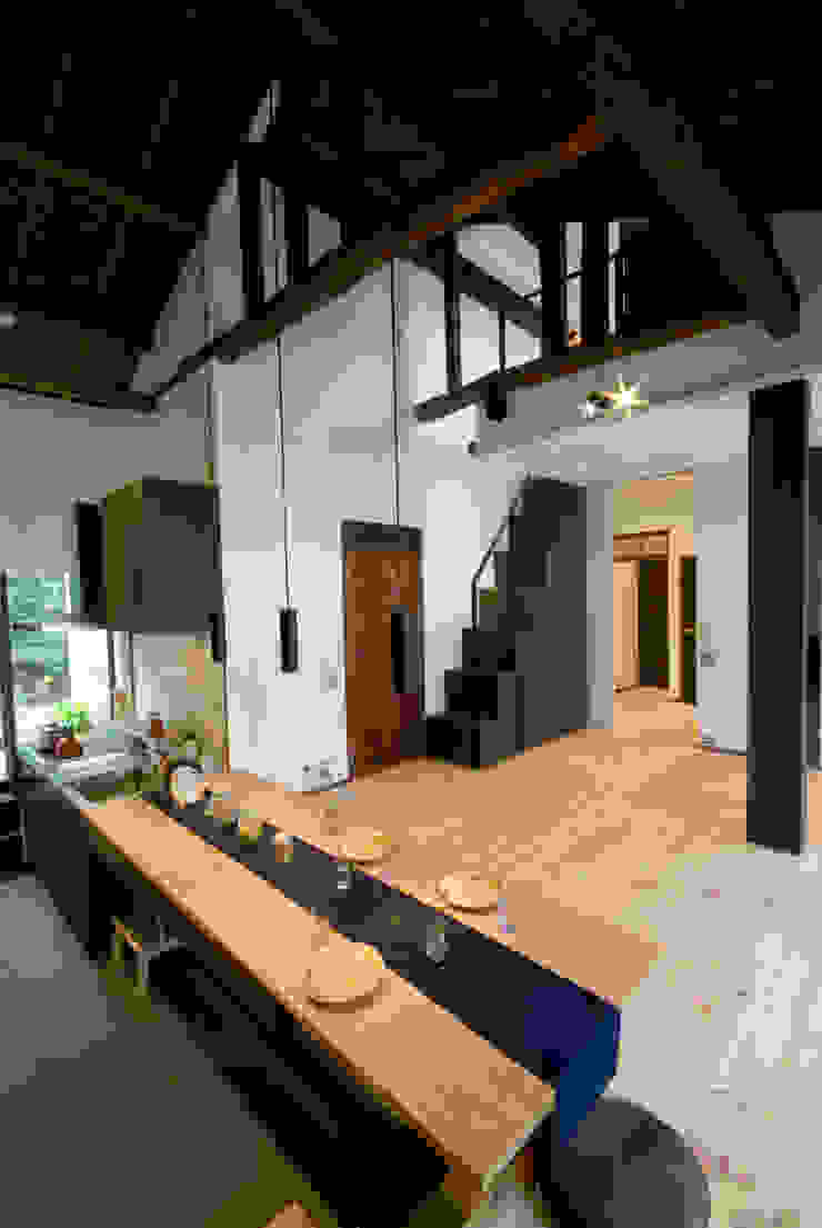 Salas de estar asiáticas por 森村厚建築設計事務所 Asiático Madeira maciça Multi colorido