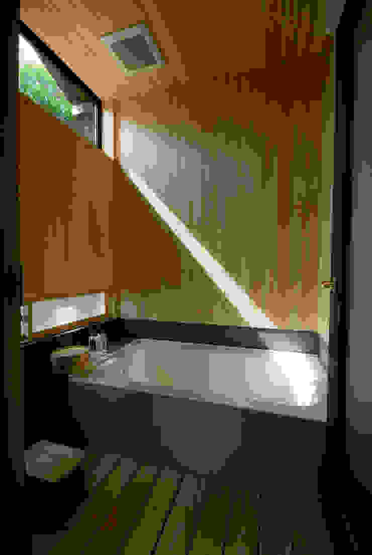Spa asiático por 森村厚建築設計事務所 Asiático Madeira Efeito de madeira